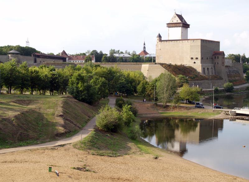 File:Narva linnus ja jõgi2.jpg